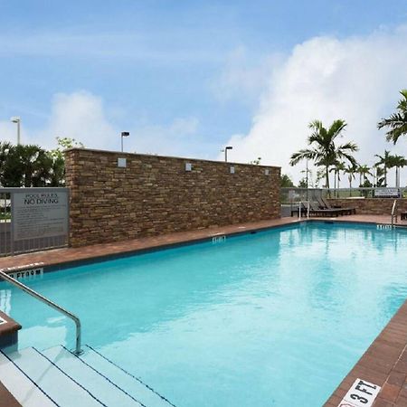 Fairfield Inn & Suites By Marriott Fort Lauderdale Пемброк-Пайнс Экстерьер фото