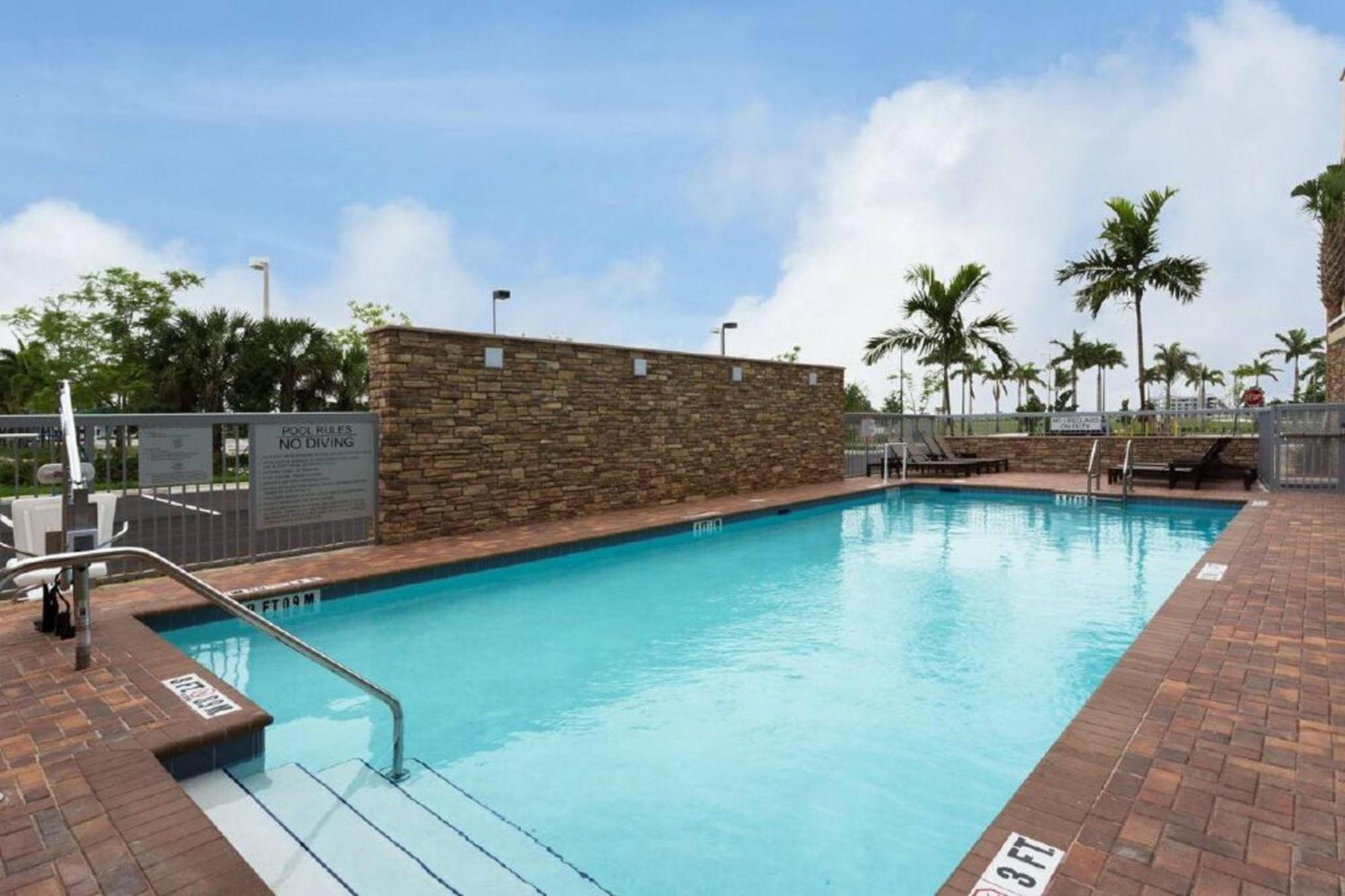 Fairfield Inn & Suites By Marriott Fort Lauderdale Пемброк-Пайнс Экстерьер фото